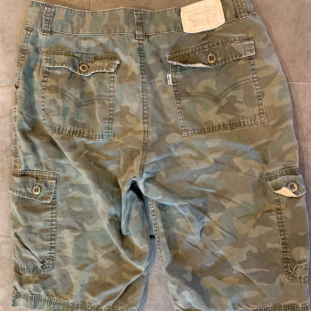 Boys Levi’s camo shorts sz 20